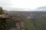 Pendurada no mirante de observação da Cachoeira da Fumaça, próximo à vila do Capão, na Chapada Diamantina - BA